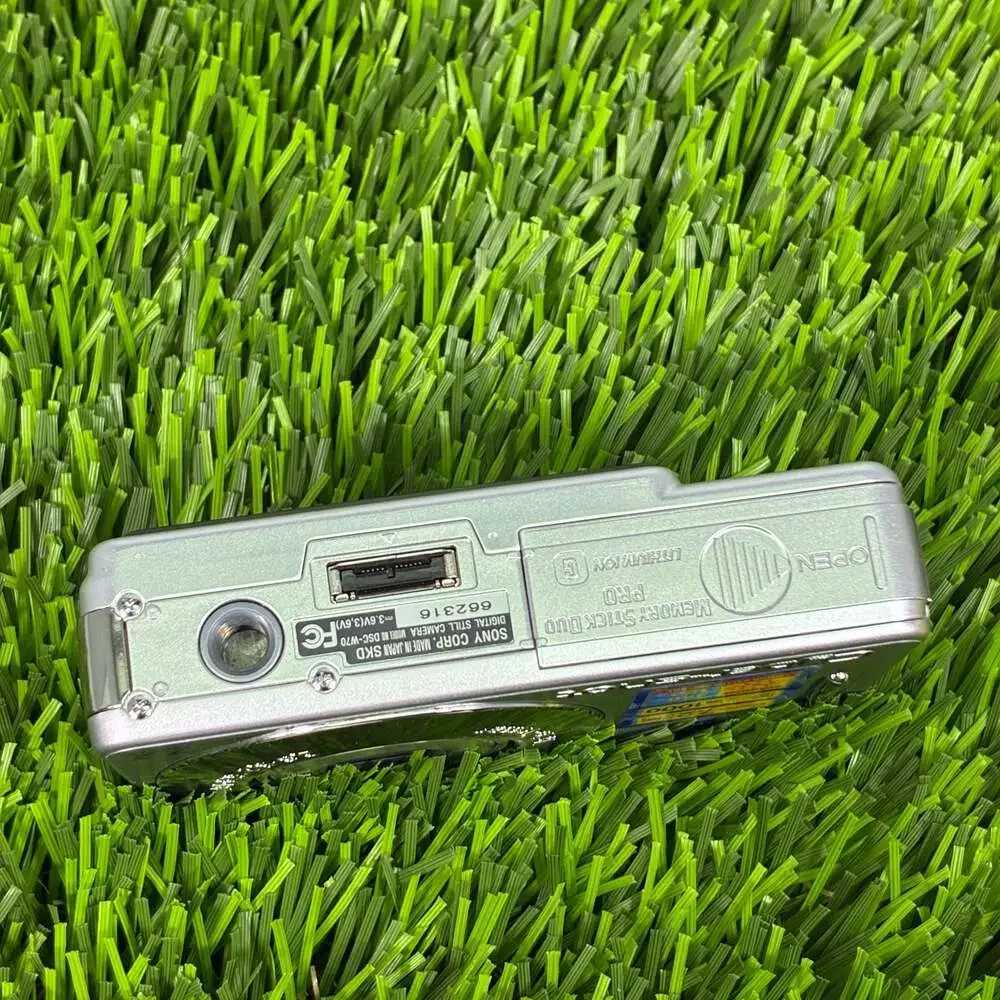 Sony Cyber-shot DSC-W70 7.2 MP Digital Camera with Battery, Charger, and Memory - Picture 6 of 8